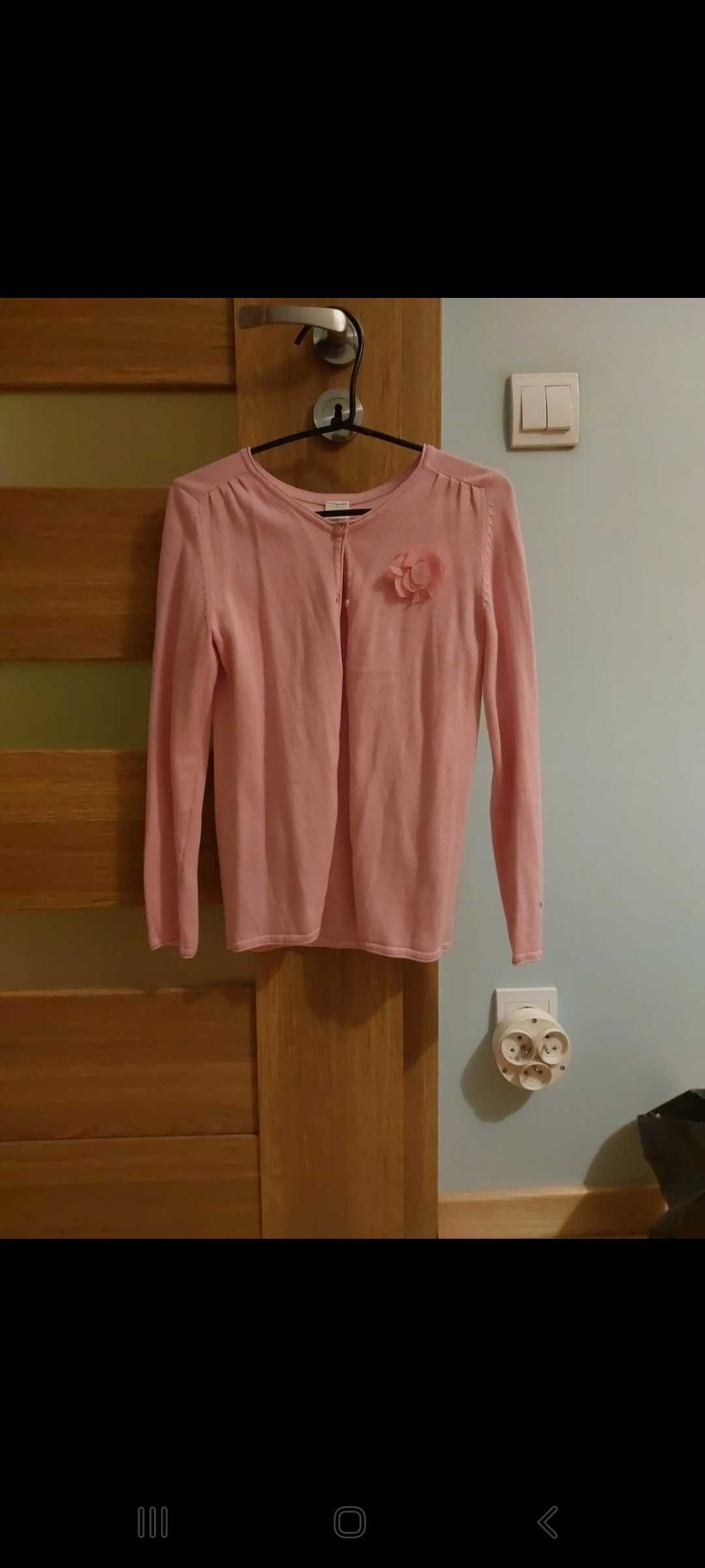 Różowy sweter dziewczęcy