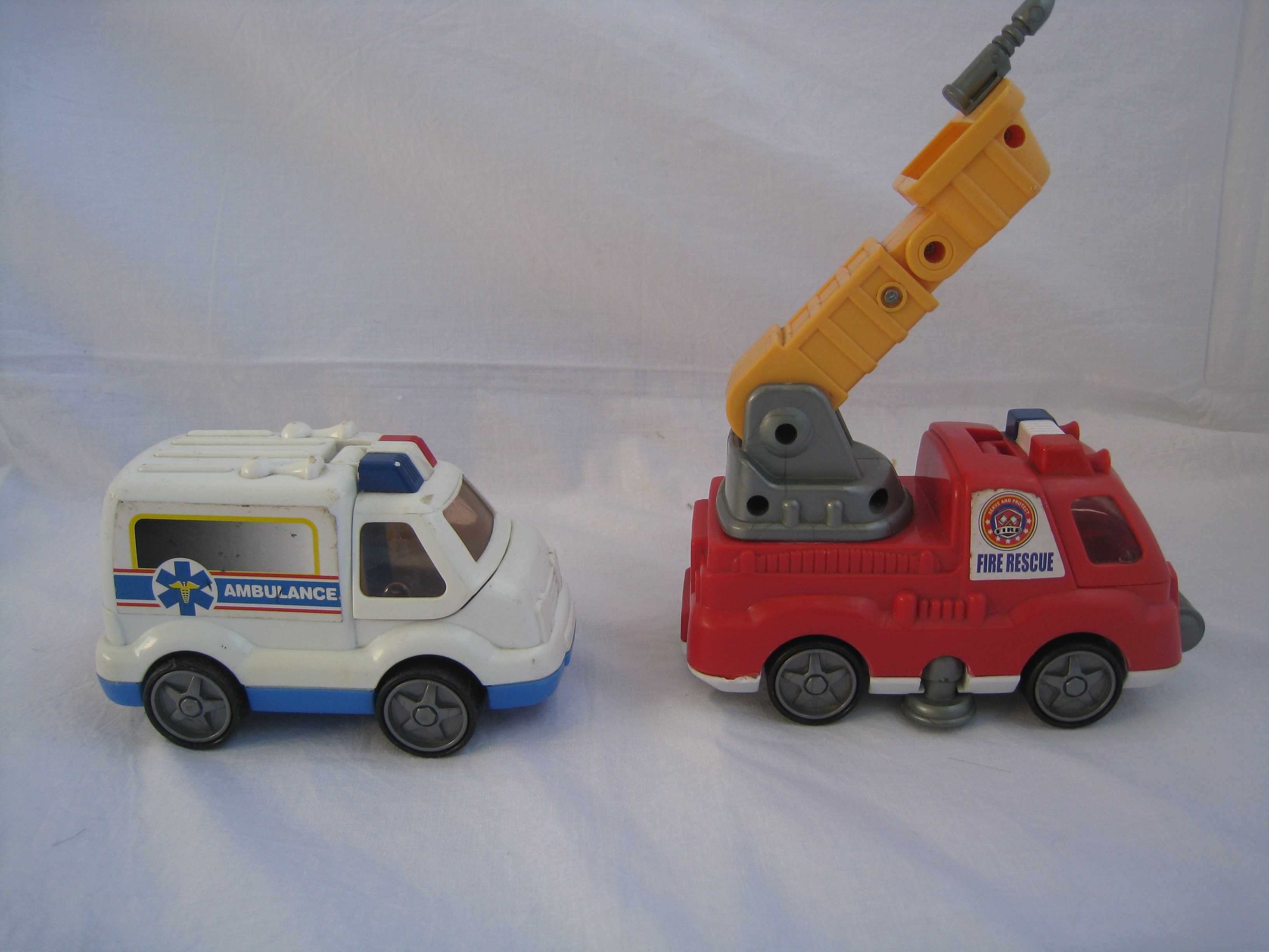 2 Carros de brincar (Ambulância e Bombeiros)