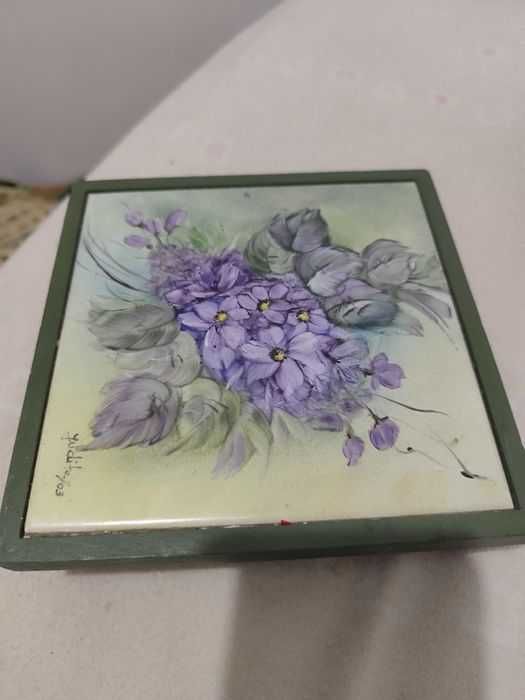 Caixa em madeira com azulejo
