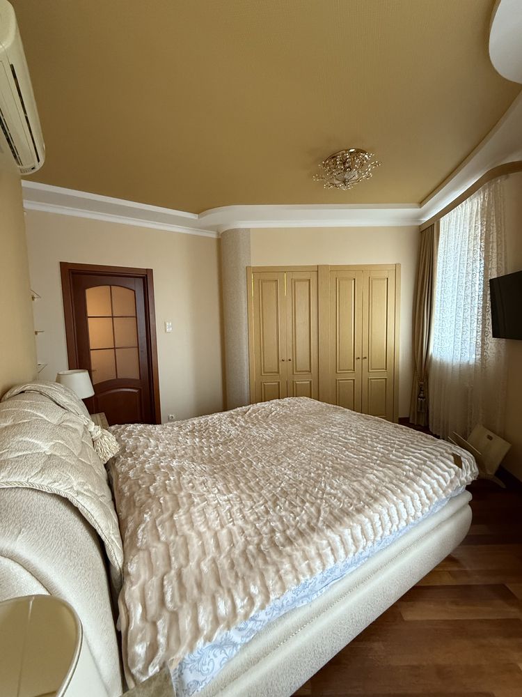 Продам 3х комн.квартиру 117м2,ул.О.Яроша 22,Метро Ботанический Сад