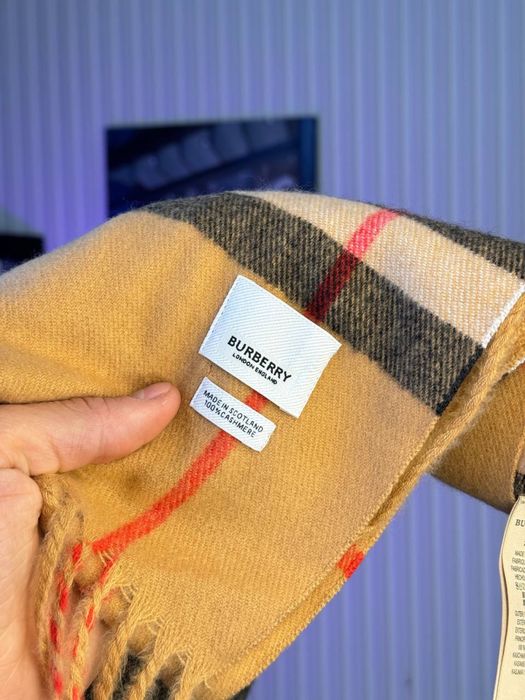 Шарф від Burberry
