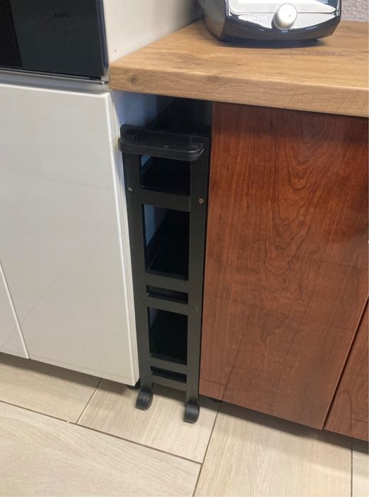 Regał łazienkowy czarny na kółkach – wąski, mobilny, 3 półki