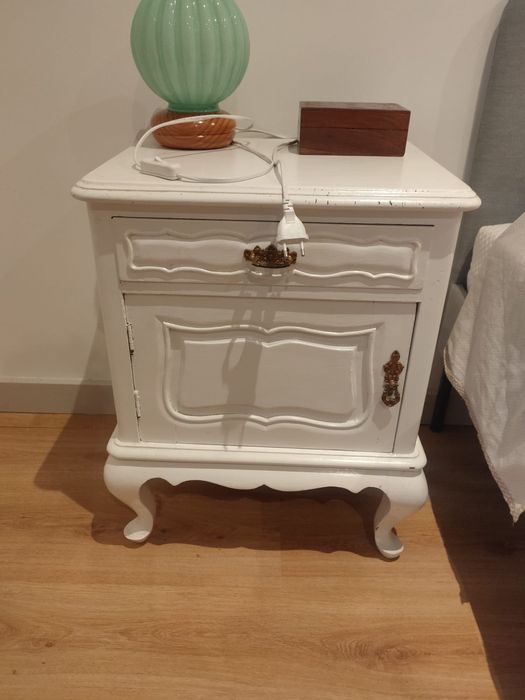 Mobilia madeira pintada de branco