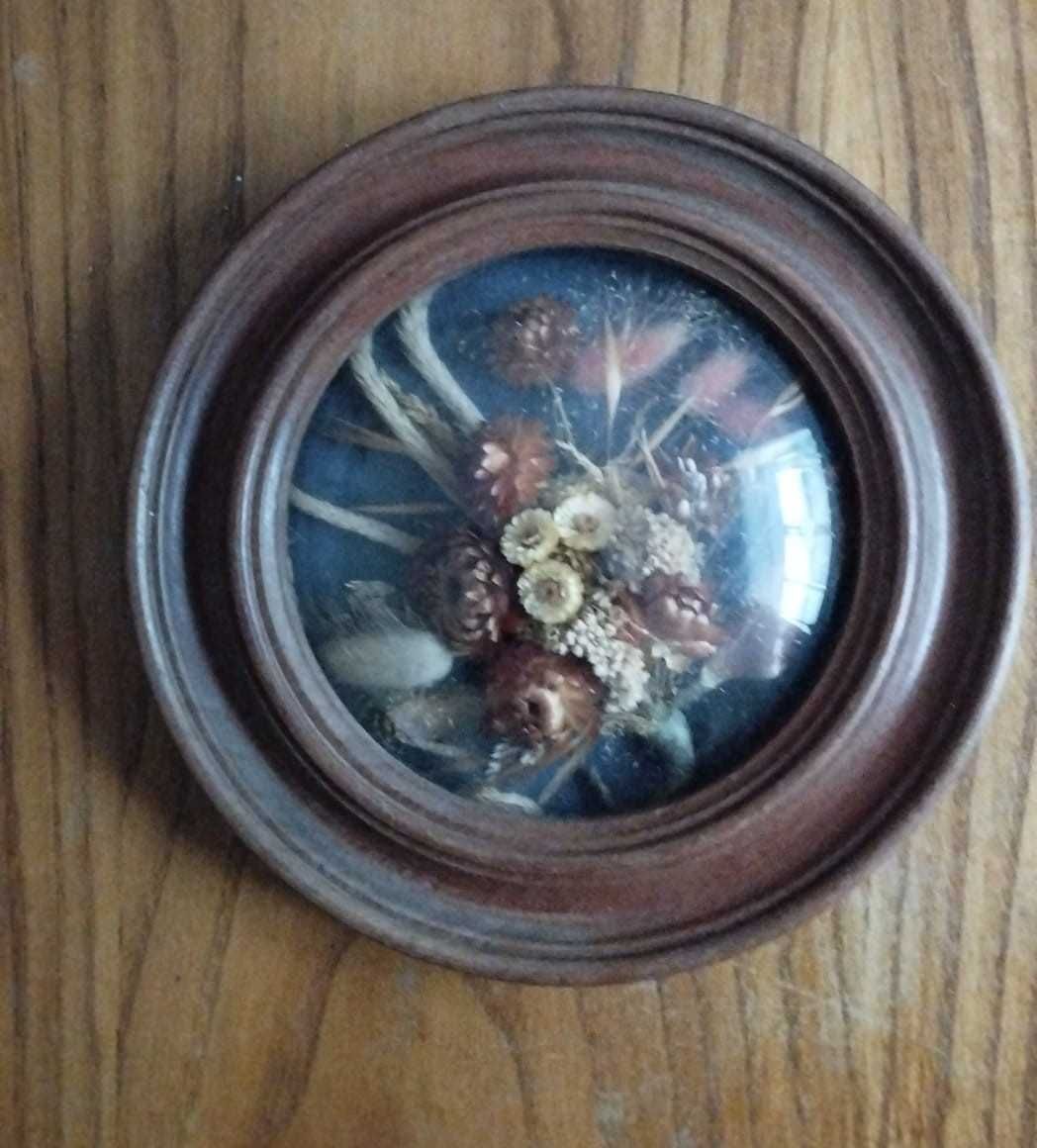 Quadro redondo, com flores secas