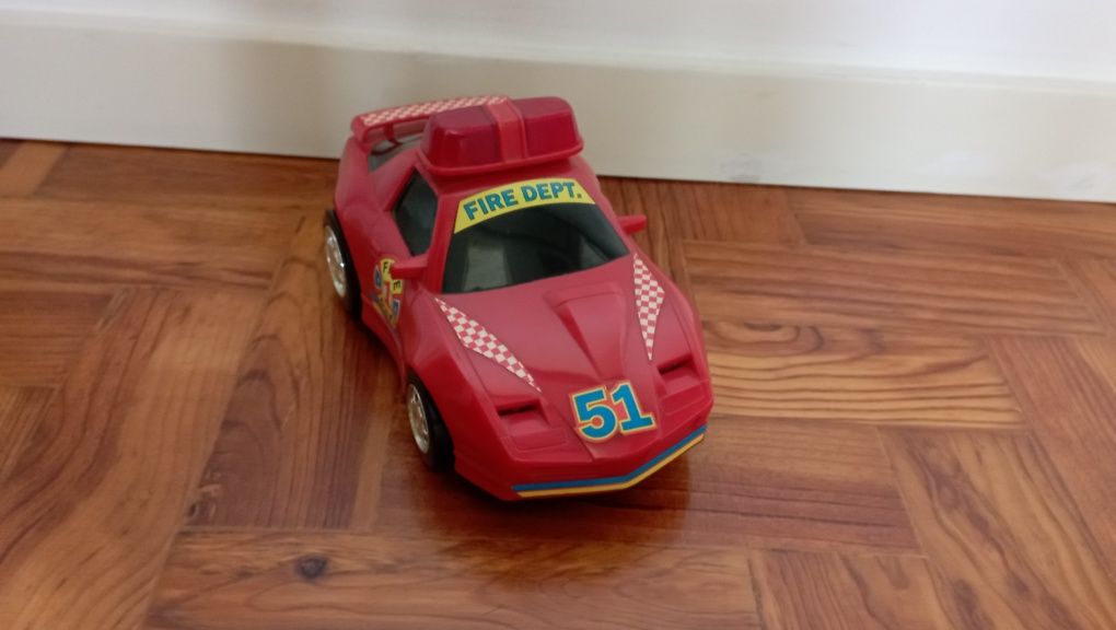 Brinquedo a pilhas carro que rodopia