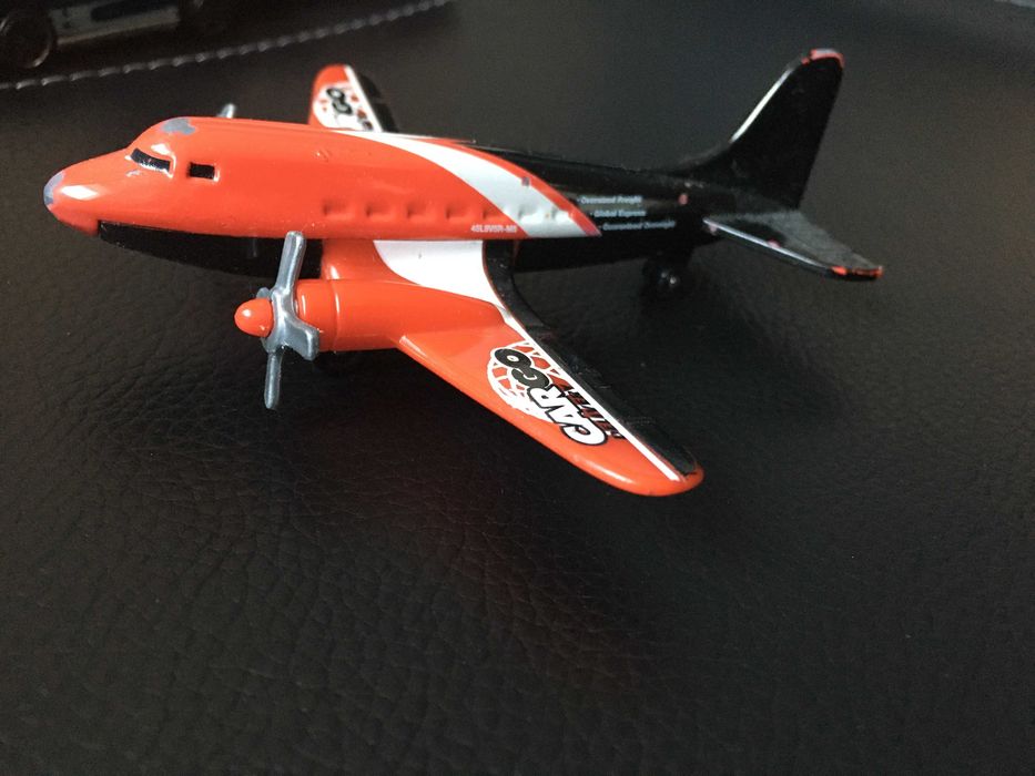 9 carrinhos & avião & skate = 5 EUR