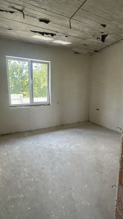 Новозбудований будинок біля міста