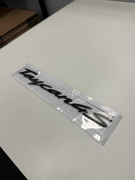 Napis Porsche Taycan 4S – emblemat czarny połysk, nowy