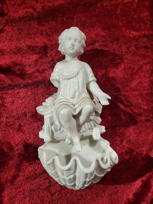 Zabytkowa kropielnica z biskwitu Pan Jezus ubytek