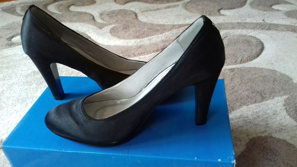 Туфлі жіночі , чорні .