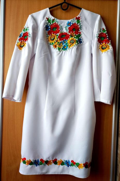 Сукня з вишивкою