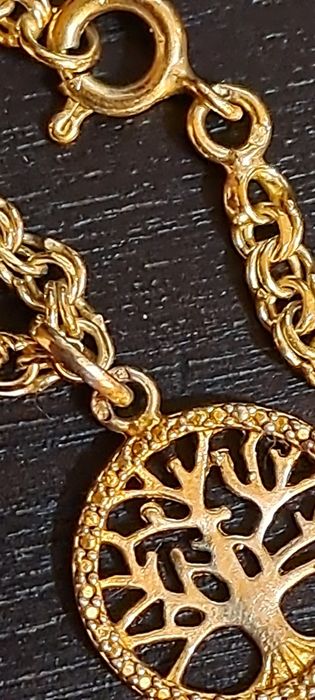 Fio corrente em prata contrastada.