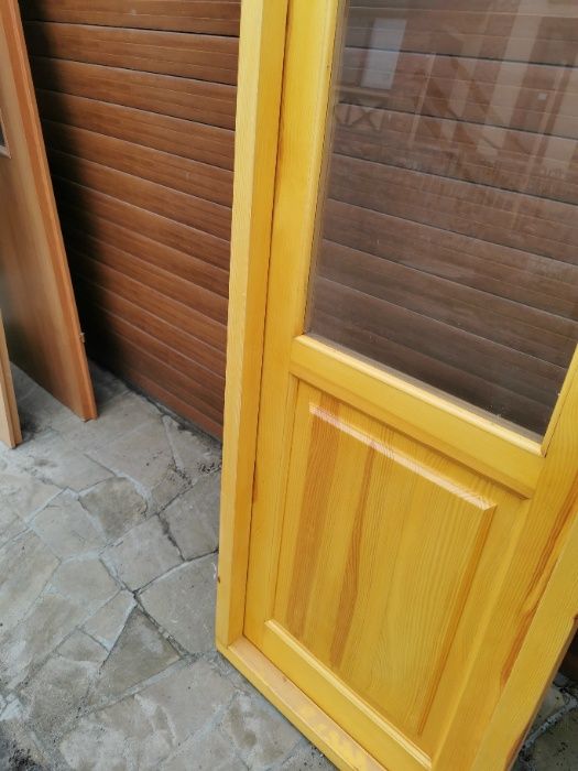 Продам деревянную дверь с коробкой под стекло.
