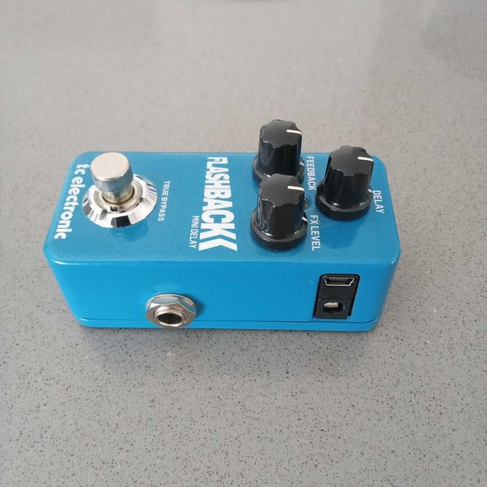 Pedal de efeito delay para guitarra
