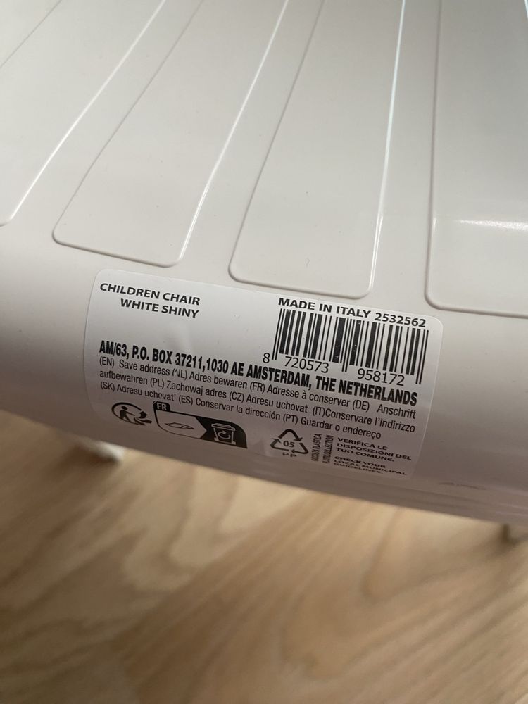 Białe plastikowe krzesełko dla dzieci