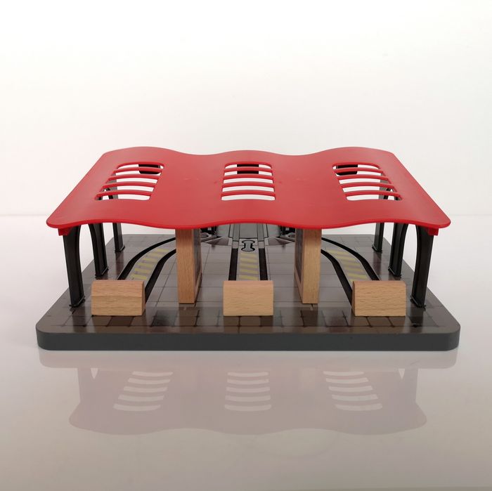 Duża, drewniana parowozownia Playtive z 3 peronami i obrotnicą