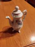 Ozdobny imbryczek porcelanowy