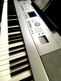 Piano Digital Yamaha DGX-640 W em ótimo estado!