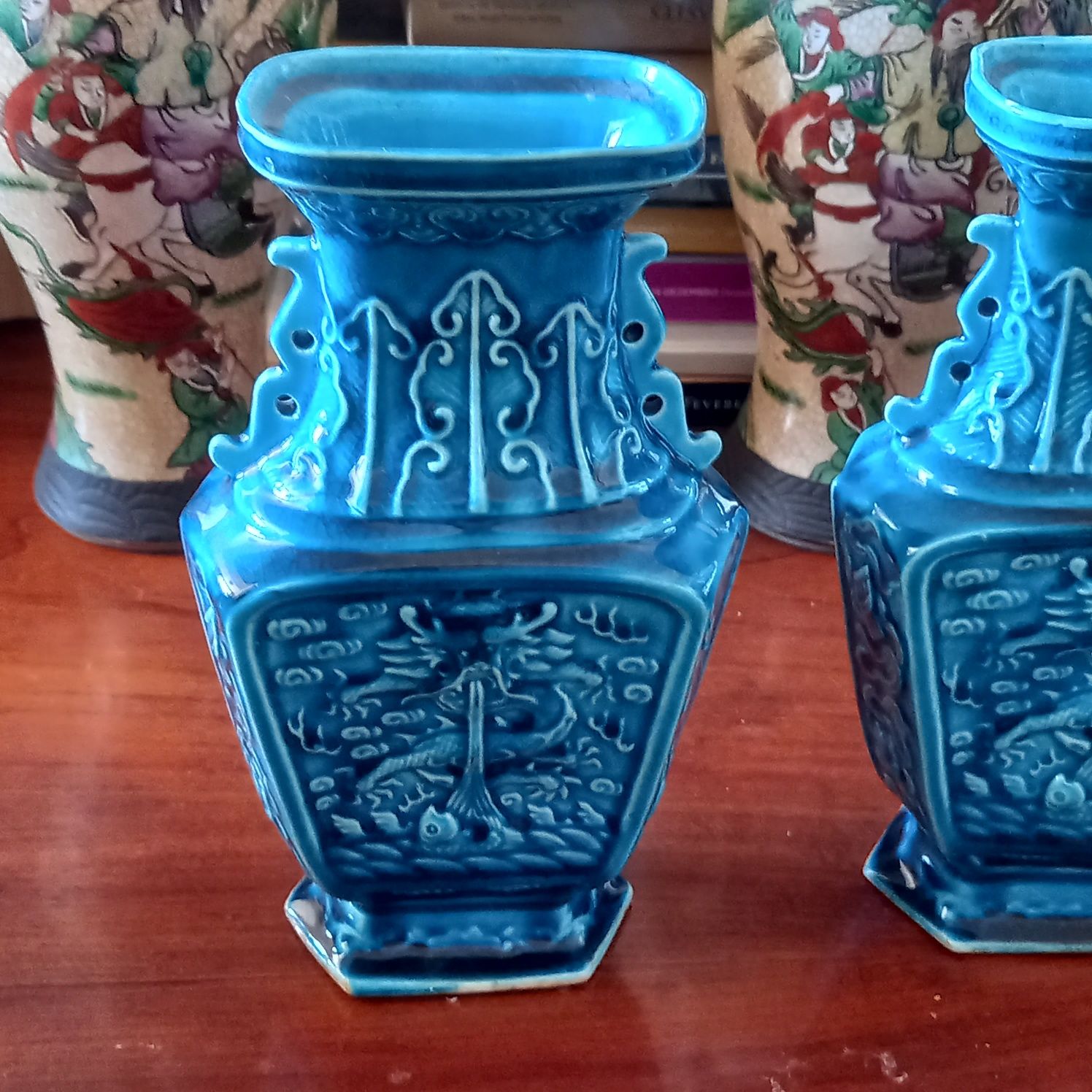 Par de jarras em porcelana chinesa com 20 cm altura