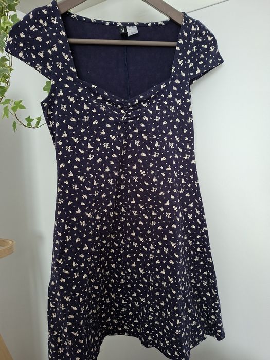 Mini sukienka coquette z dekoltem