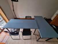 Conjunto de mesas, cadeiras e candeeiro