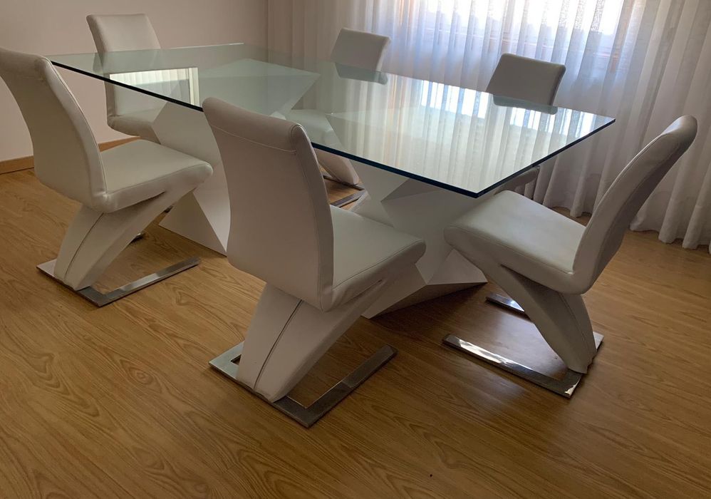 Mesa e cadeiras  como novo