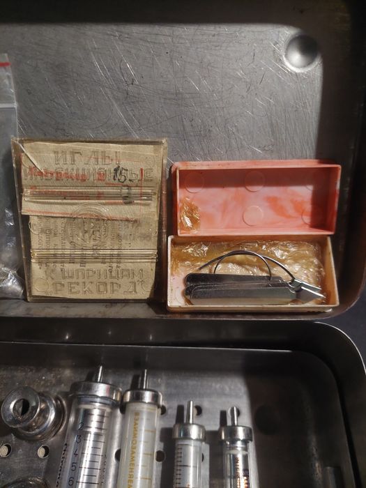 Ветеренарскі шприци та голки додаткові елементи.