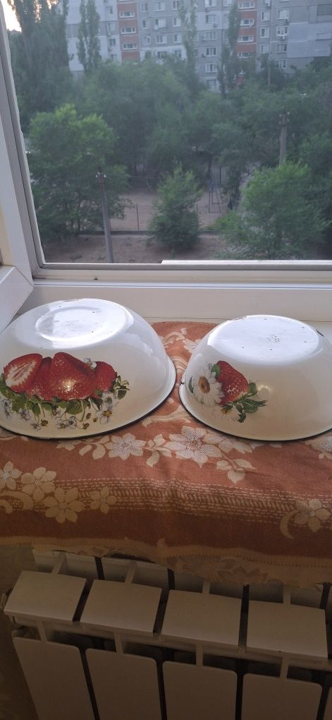 Каструлі і казани і миски