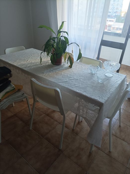 Mesa extensível de jantar com 4 cadeiras que dá para 6a 8 pessoas,