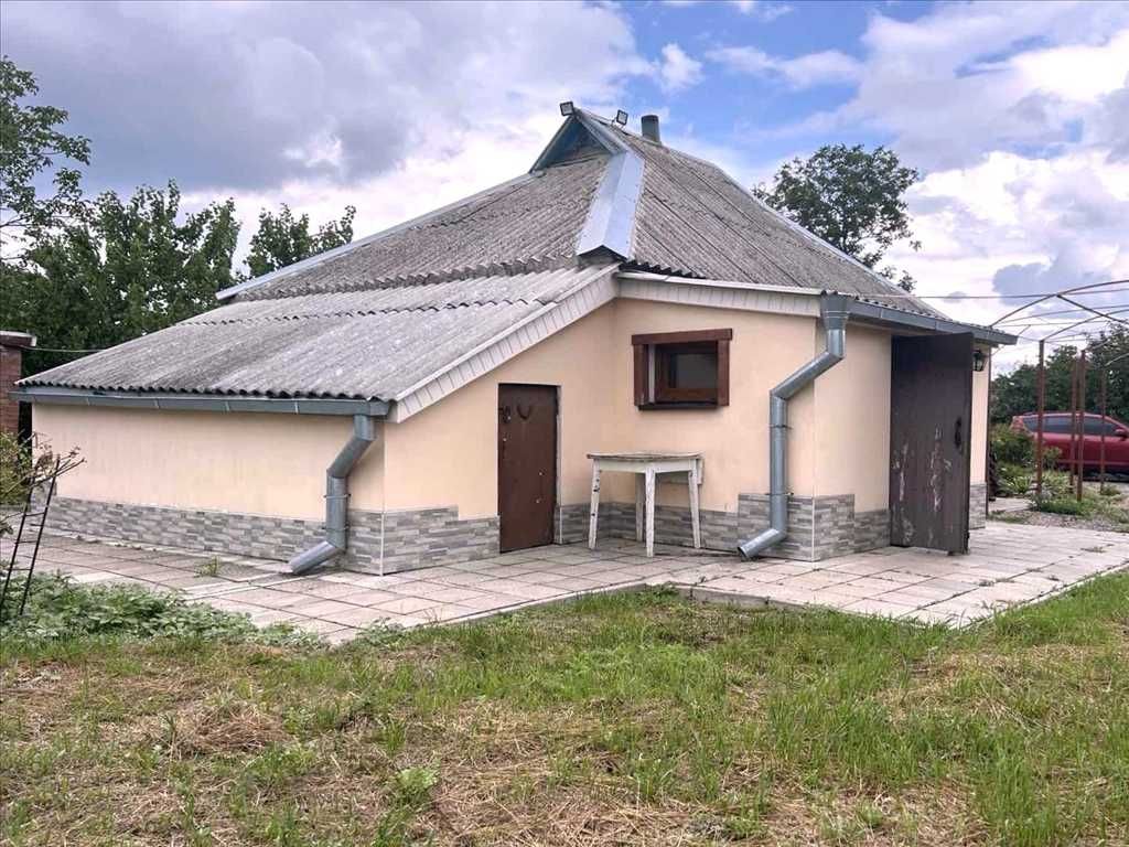 Затишний будинок з ділянкою в передмісті Полтави
