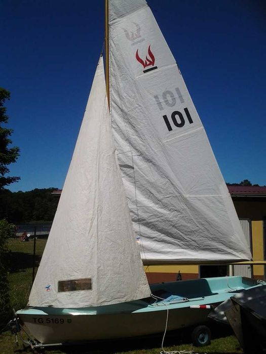 żaglówka z silnikiem