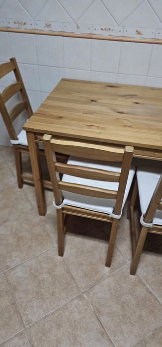 Mesa de cozinha e 4 cadeiras