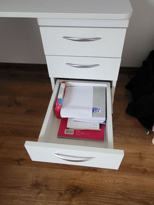 Biurko narożne robione na wymiar – solidne, z szufladam