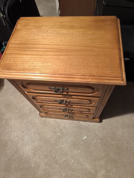 Cama com mesa cabeceira