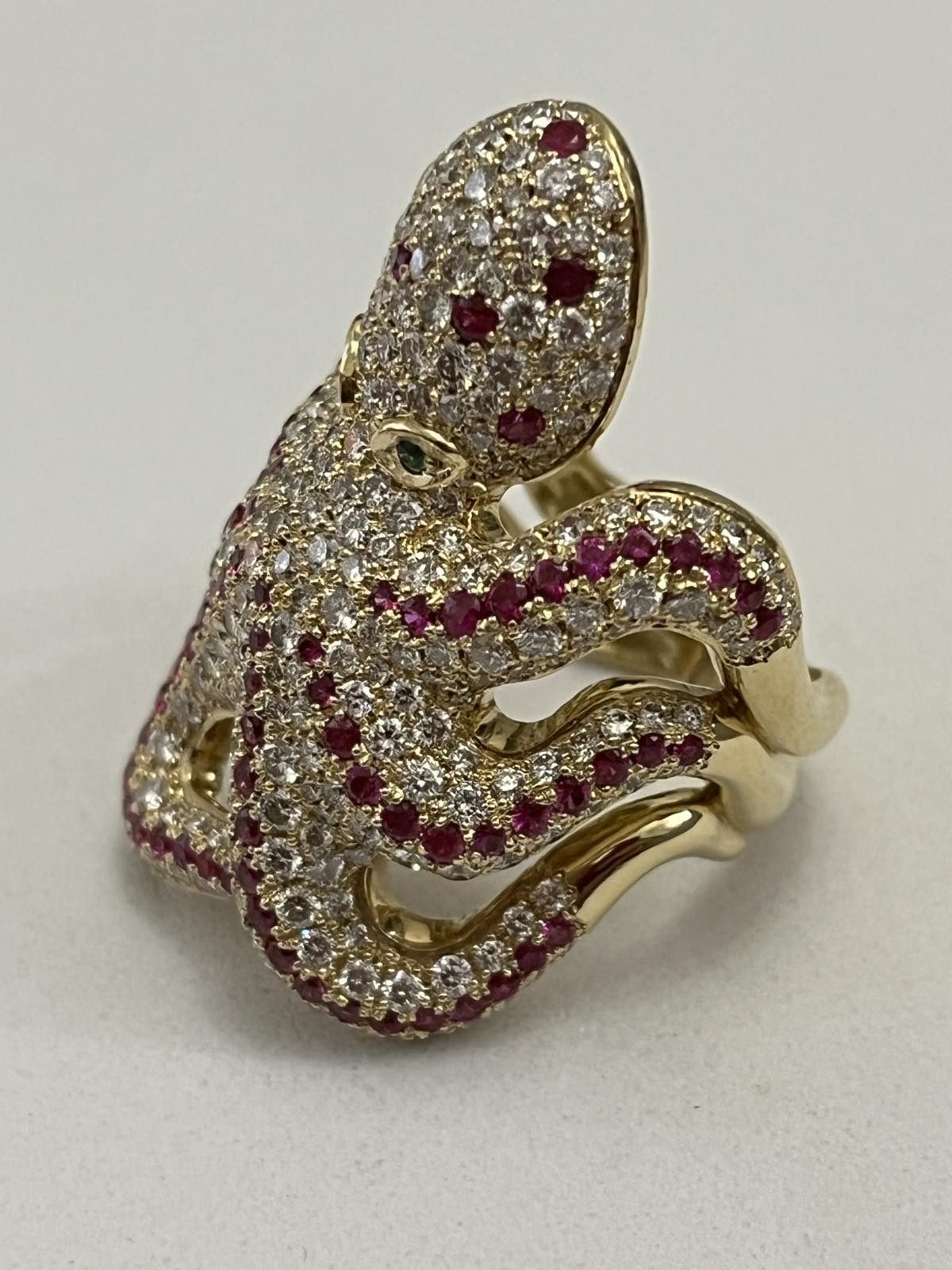 Золотое кольцо  Осьминог 5.23 карат. Бриллианты, Рубины, Изумруды.