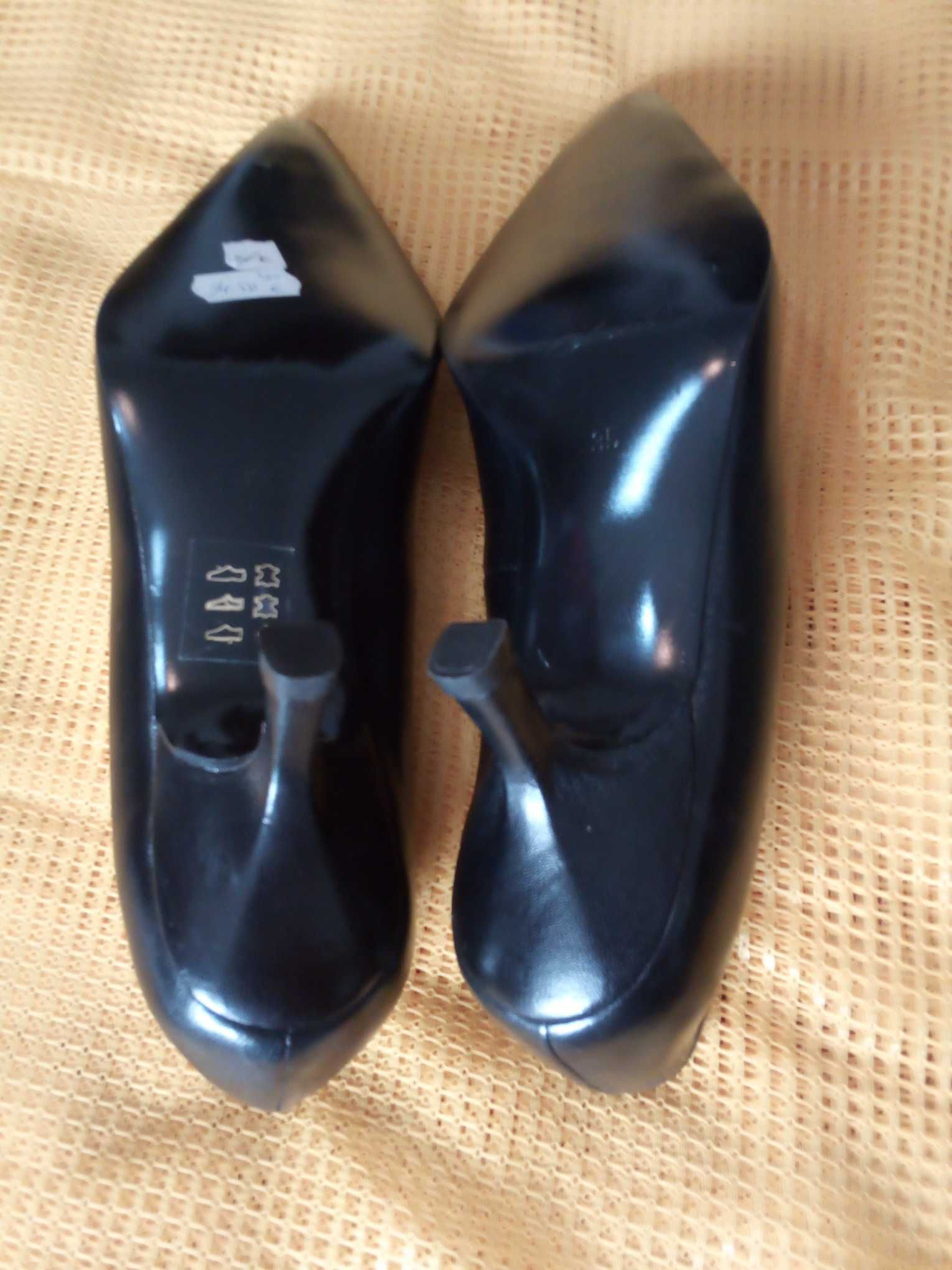 Sapatos de senhora da marca Charles, medida 35