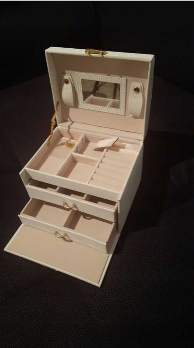 kuferek szkatułka pudełko organizer na biżuterię zegarki na kluczyk