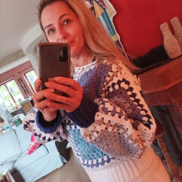 Szydełkowy sweterek, rękodzieło