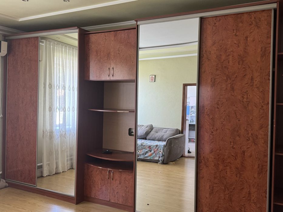 Продам велику шафу купе в гарному стані