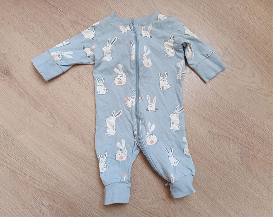 Piżamka pajacyk 56 62 w zajączki króliczki błękitny Lindex