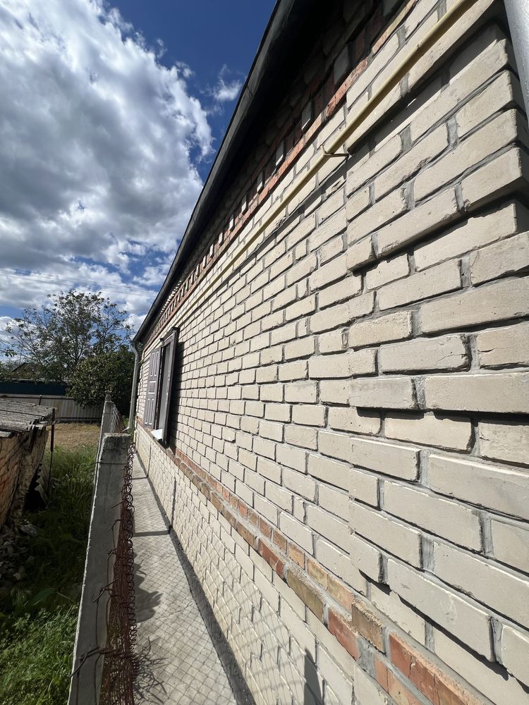 Жилой, кирпичный дом в городе