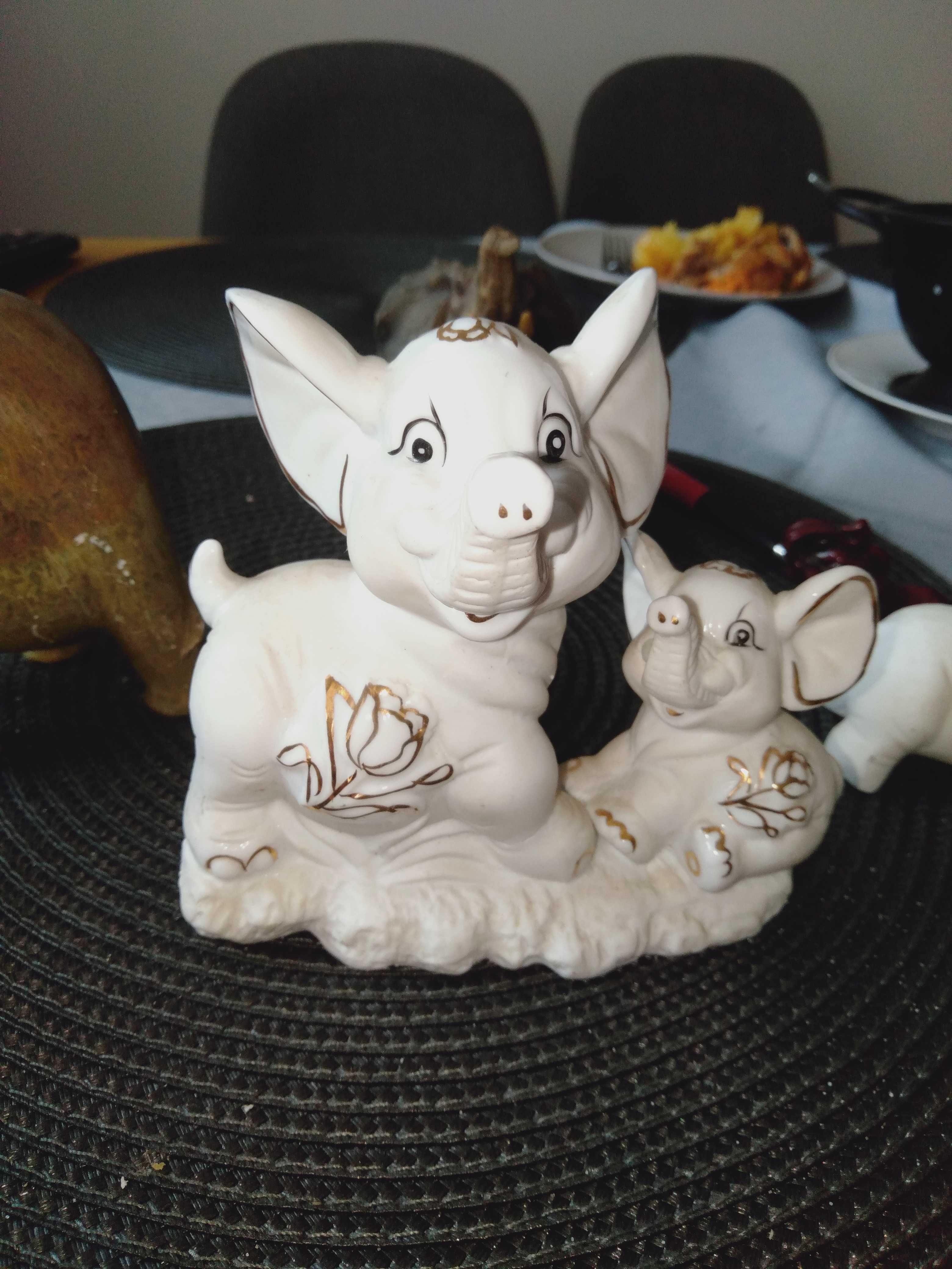 Kolekcja słoni z porcelany i kamienia.