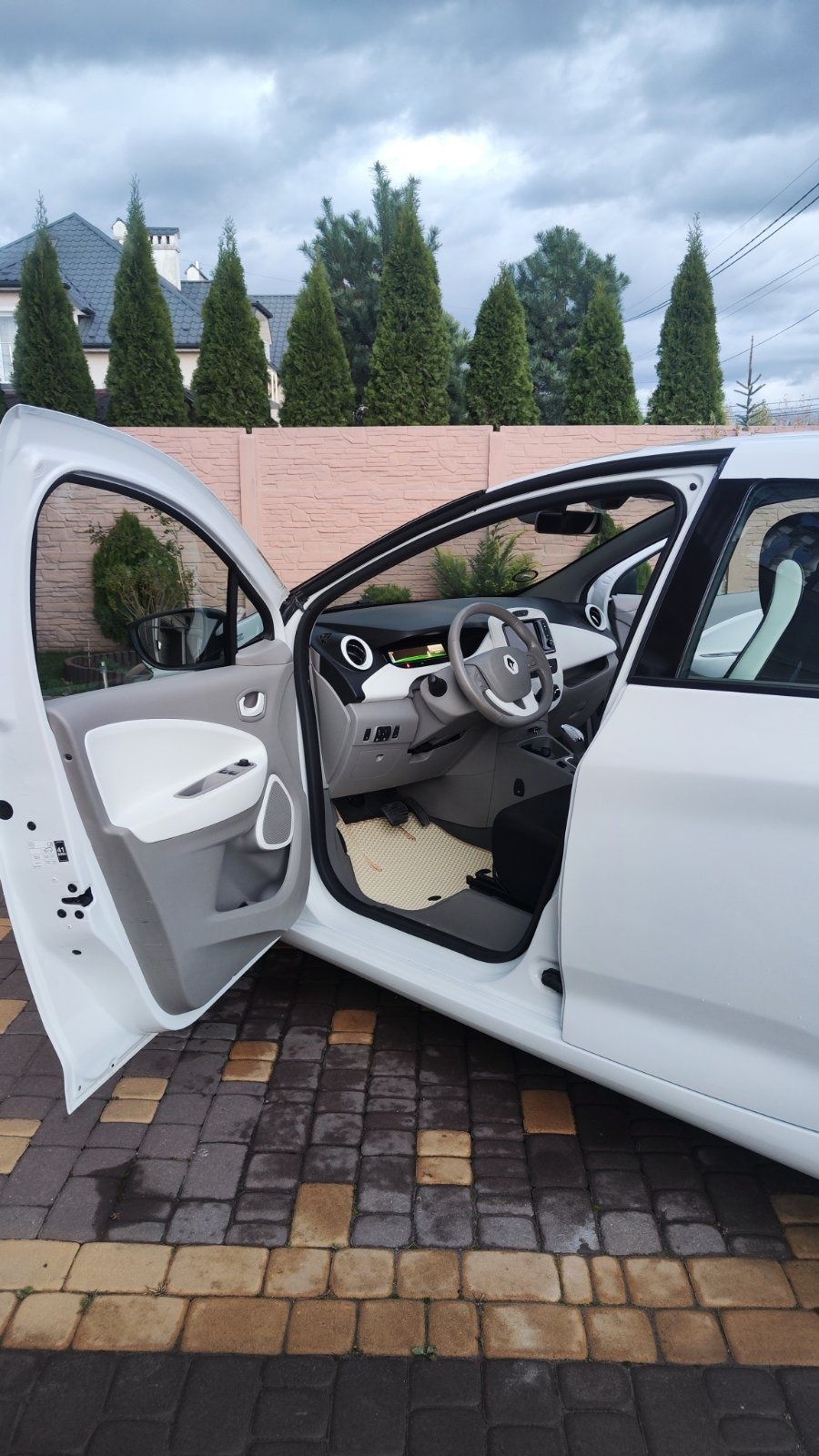 Продам електромобіль Renault Zoe  2017 року білого кольору