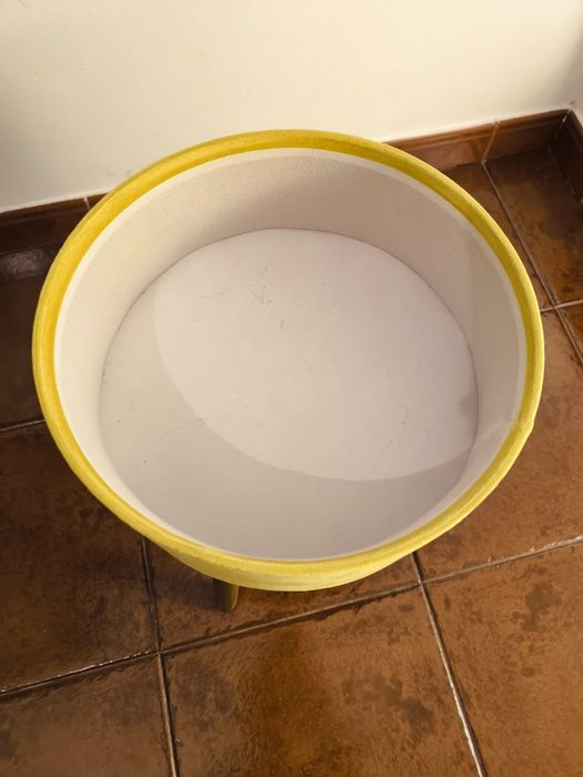 Banco com fundo para arrumações