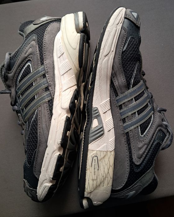 Tenis Adidas cinzentos