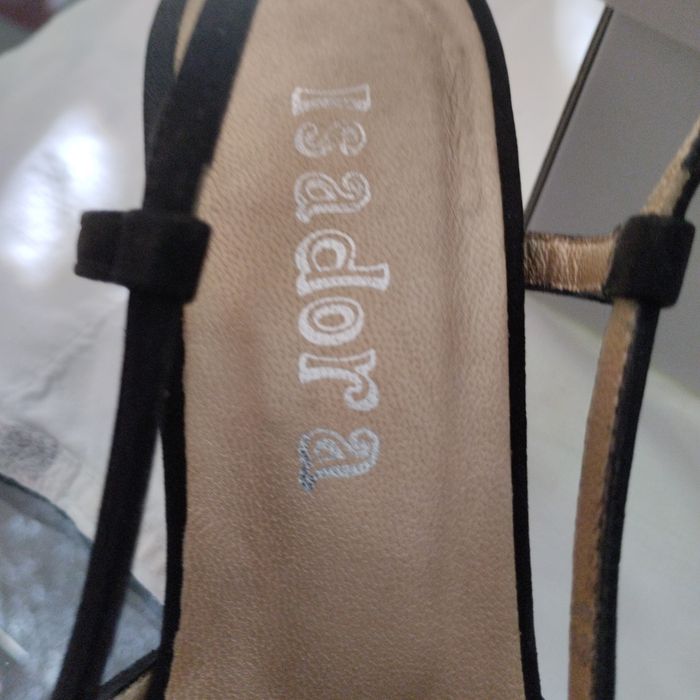 Sapatos pretos abertos atrás
