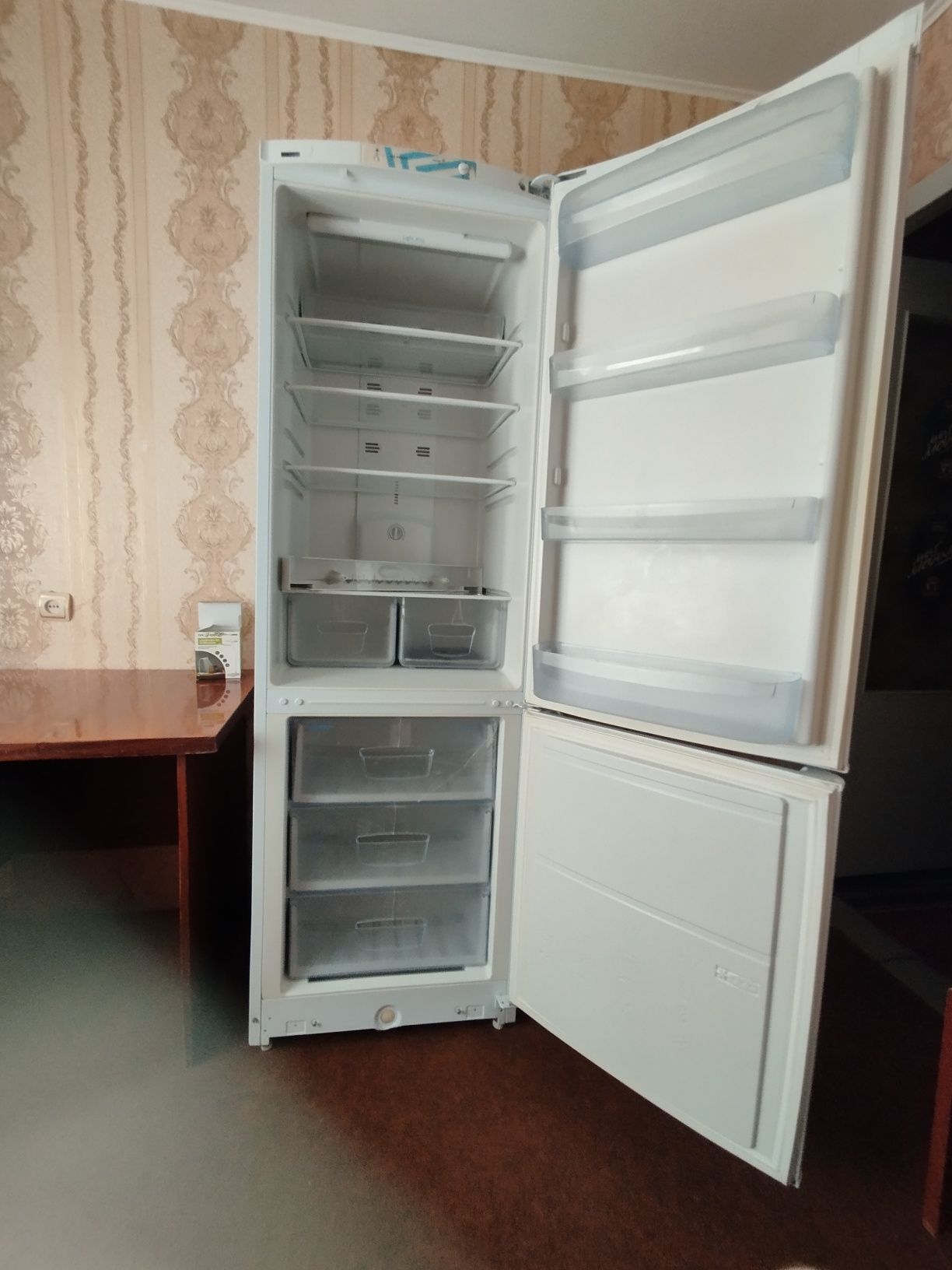 Продам холодильник Indezit