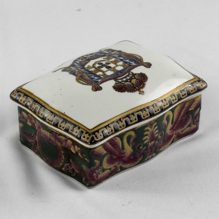 Caixa porcelana da China com brasão da Monarquia