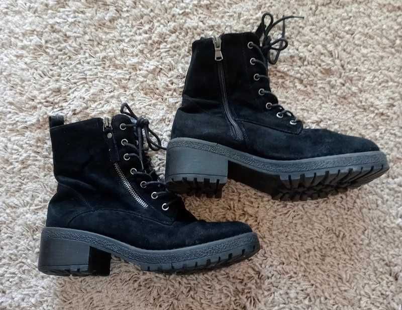 Botins tipo militar
Pele e Camurça
Tamanho 37
Preto