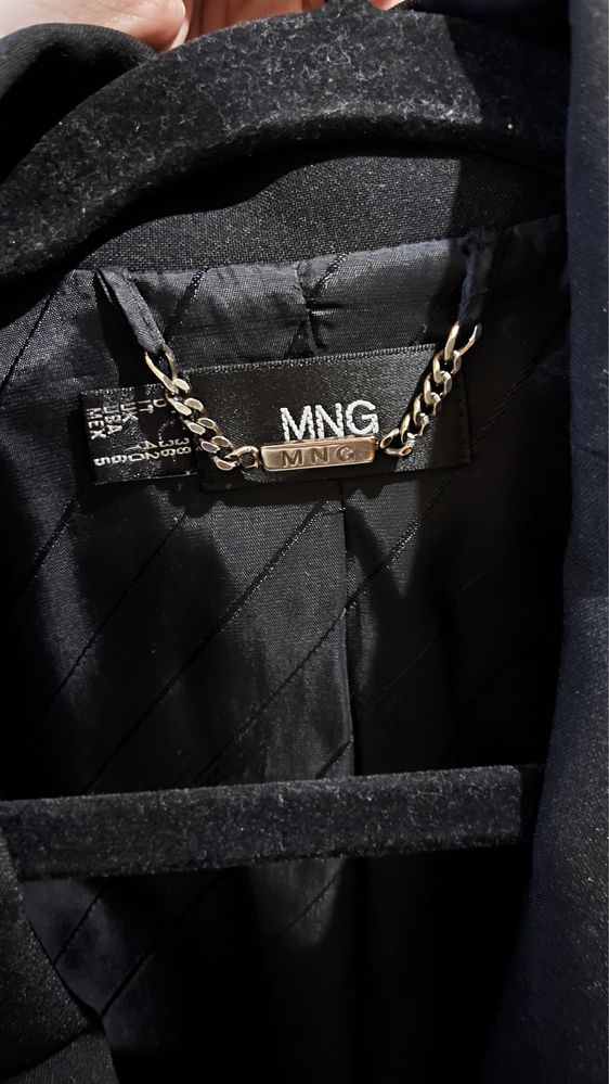 Приталенный пиджак Mango